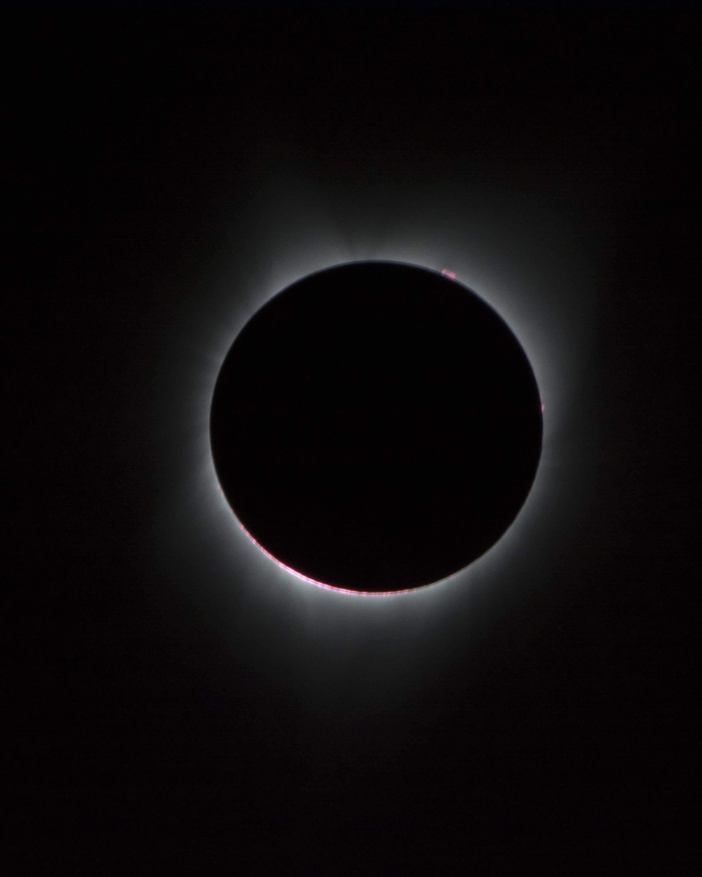 Paysage — éclipse au-dessus des collines côtières