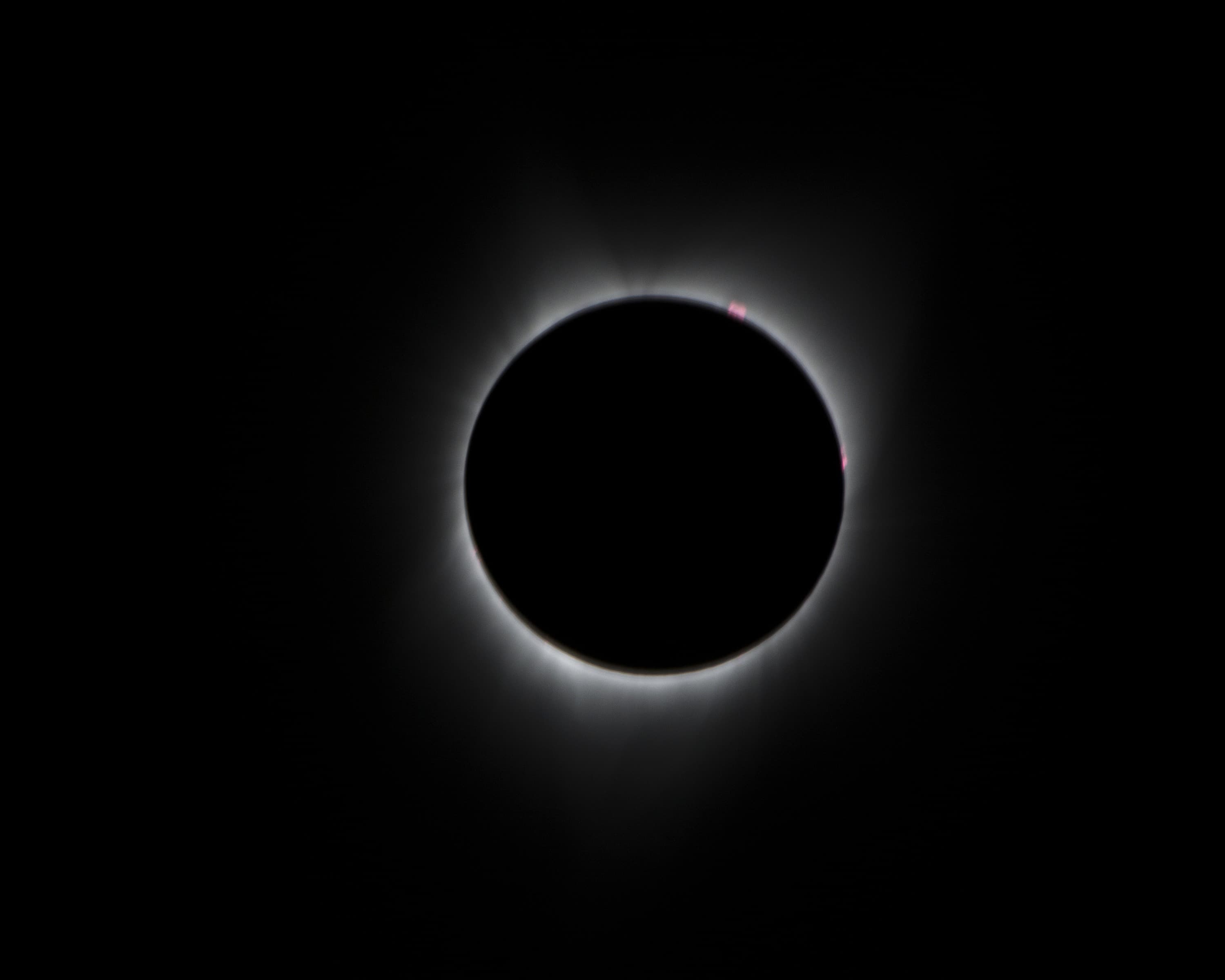 Paysage — éclipse au-dessus d'un horizon sombre