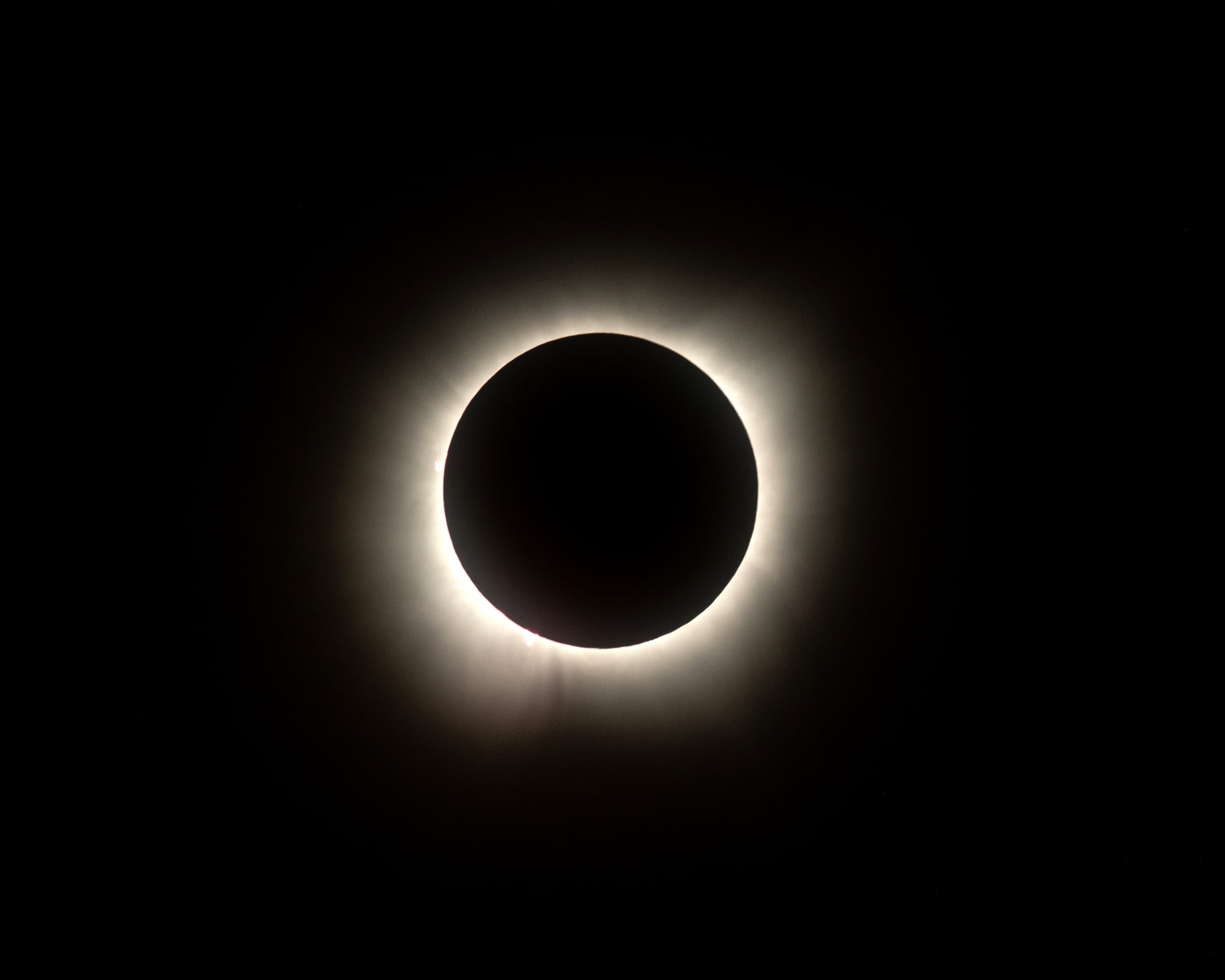 Retour de la lumière — éclipse sur le paysage
