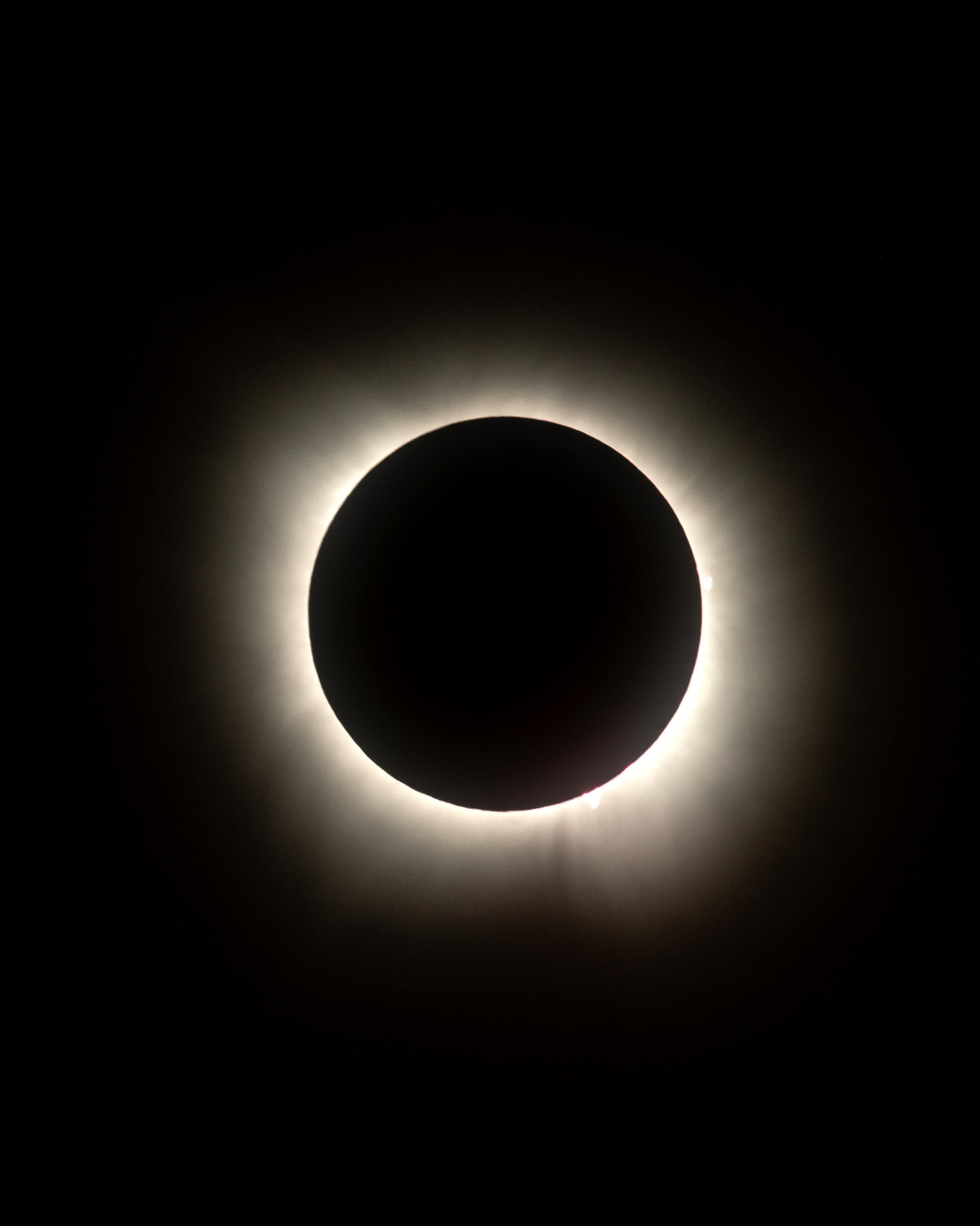 Totalité — éclipse solaire, couronne lumineuse