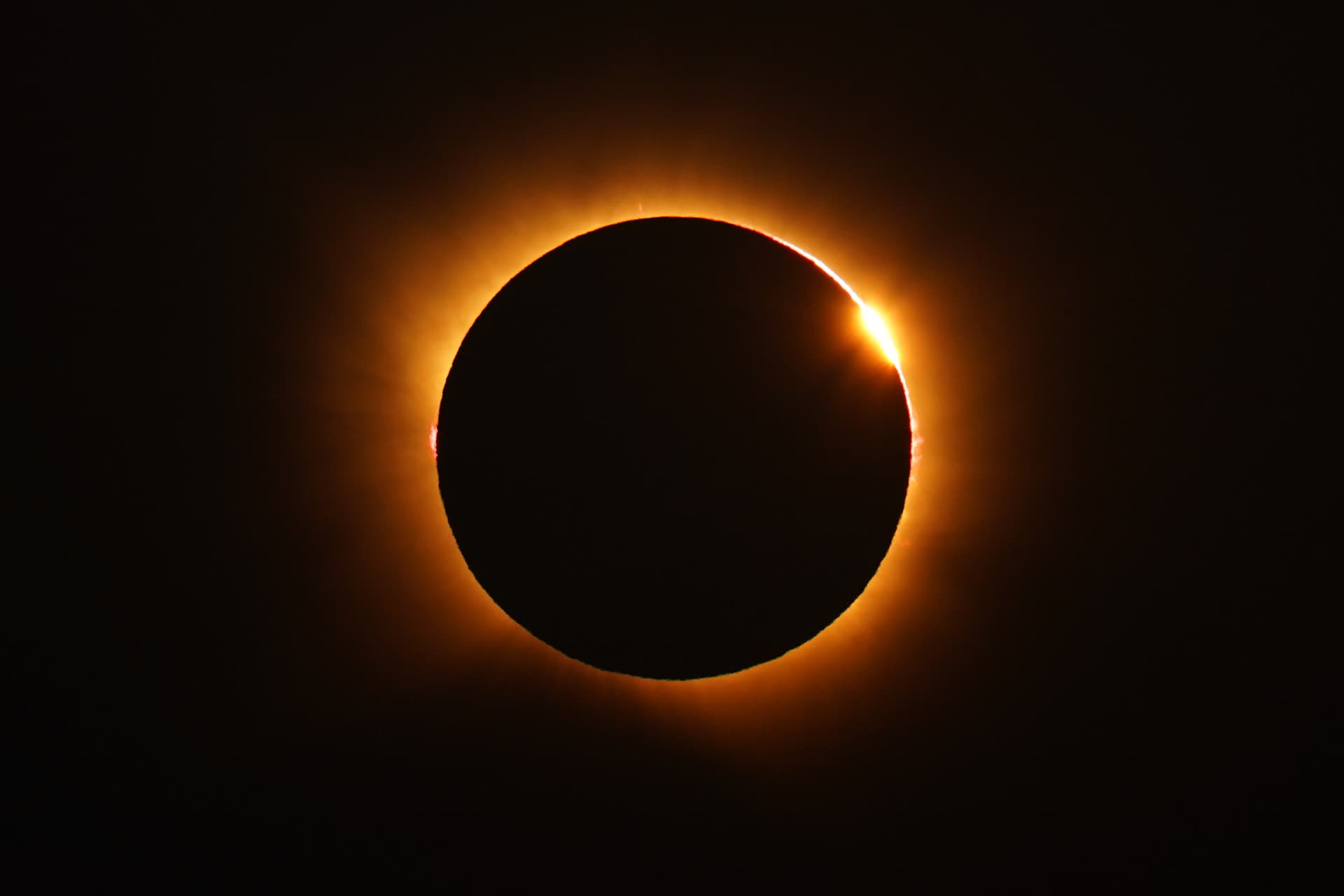Éclipse solaire totale, disque noir entouré de lumière