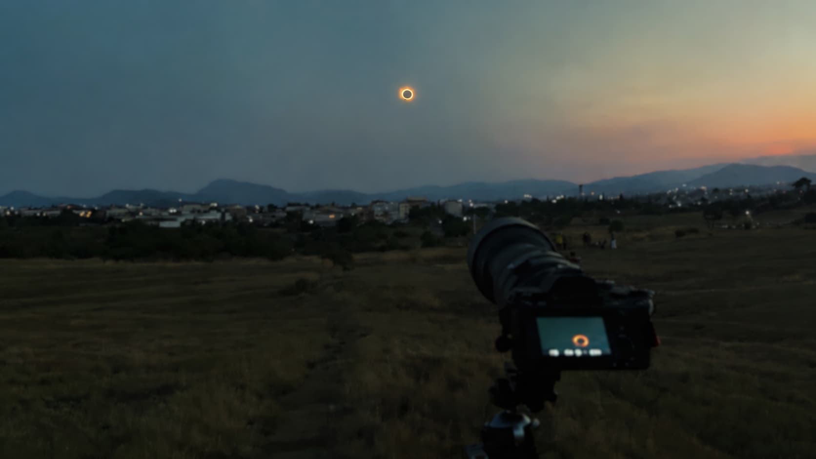 Éclipse solaire totale au-dessus de l'océan, couronne lumineuse